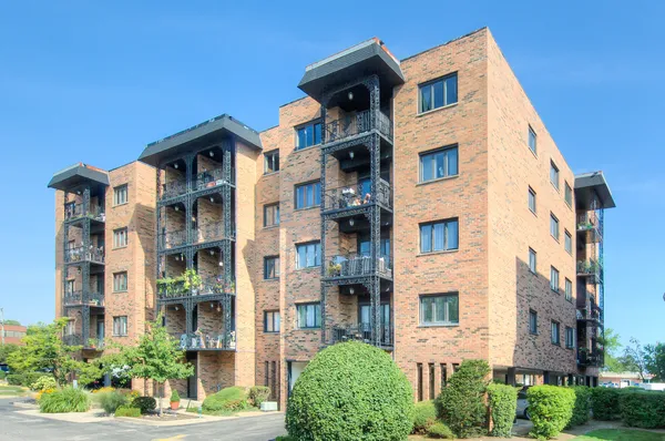 $364,900 | 9396 Landings Lane, Unit 505, Des Plaines, IL 60016