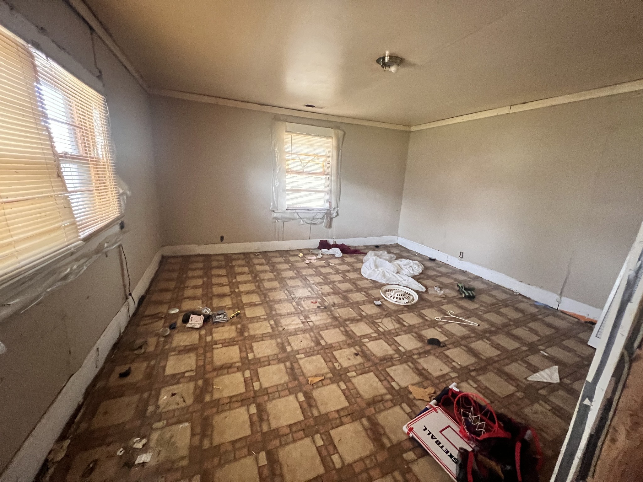 1506 South Main Street Springfield, TN 37172 - Photo 8 of 11 a view of an empty room and window