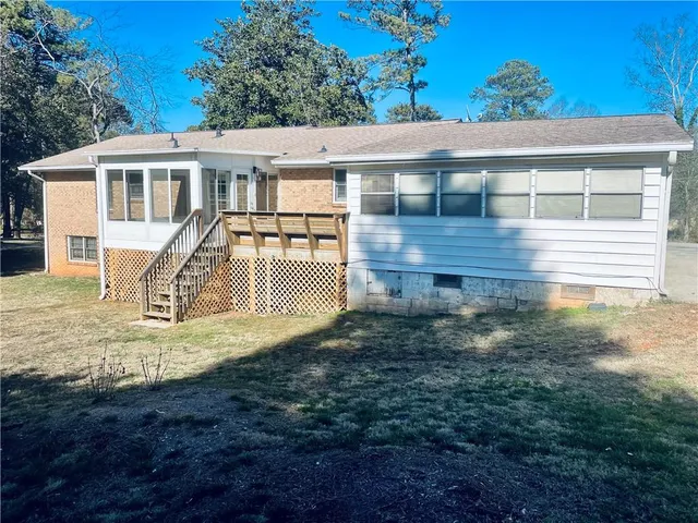 a view of a house with a yard