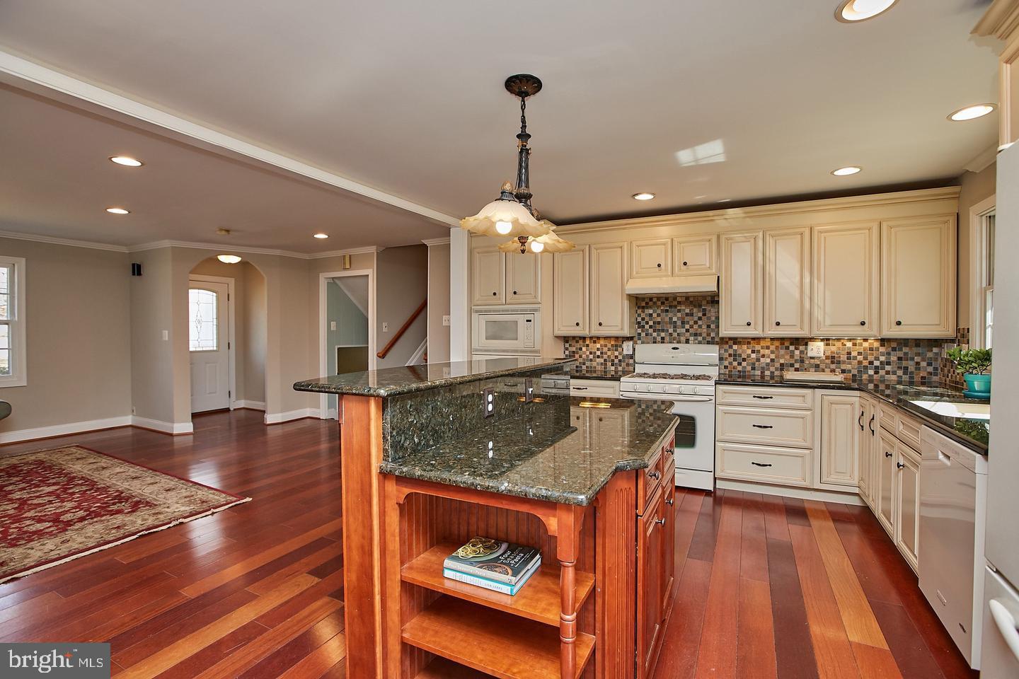 5536 Queensberry Avenue Springfield, VA 22151 - Photo 8 of 24