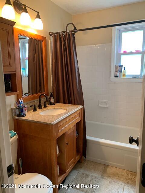400 Cross Road, Unit A7 Matawan, NJ 07747 - Photo 4 of 10 a bathroom with a sink a toilet and a bathtub