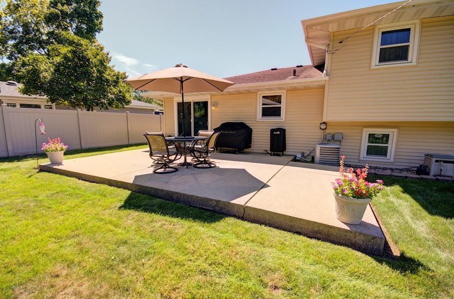 23019 South Kent Road Channahon, IL 60410 - Photo 31 of 36 a view of a swimming pool with chairs