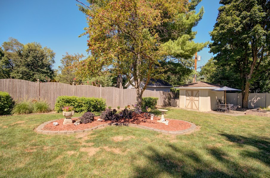 23019 South Kent Road Channahon, IL 60410 - Photo 33 of 36 a backyard of a house with table and chairs