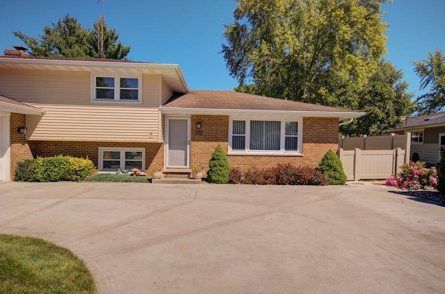23019 South Kent Road Channahon, IL 60410 - Photo 35 of 36 a front view of a house with yard and parking