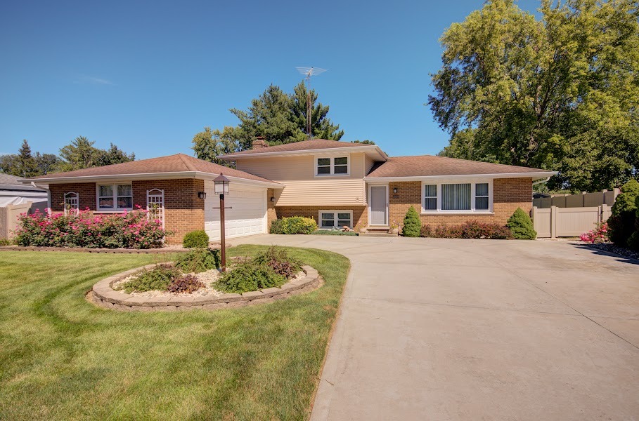 23019 South Kent Road Channahon, IL 60410 - Photo 4 of 36 a front view of a house with a yard