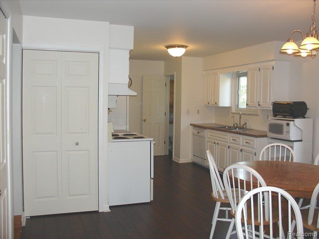 3390 Thomas Road Oxford, MI 48371 - Photo 7 of 11 dining-kitchen