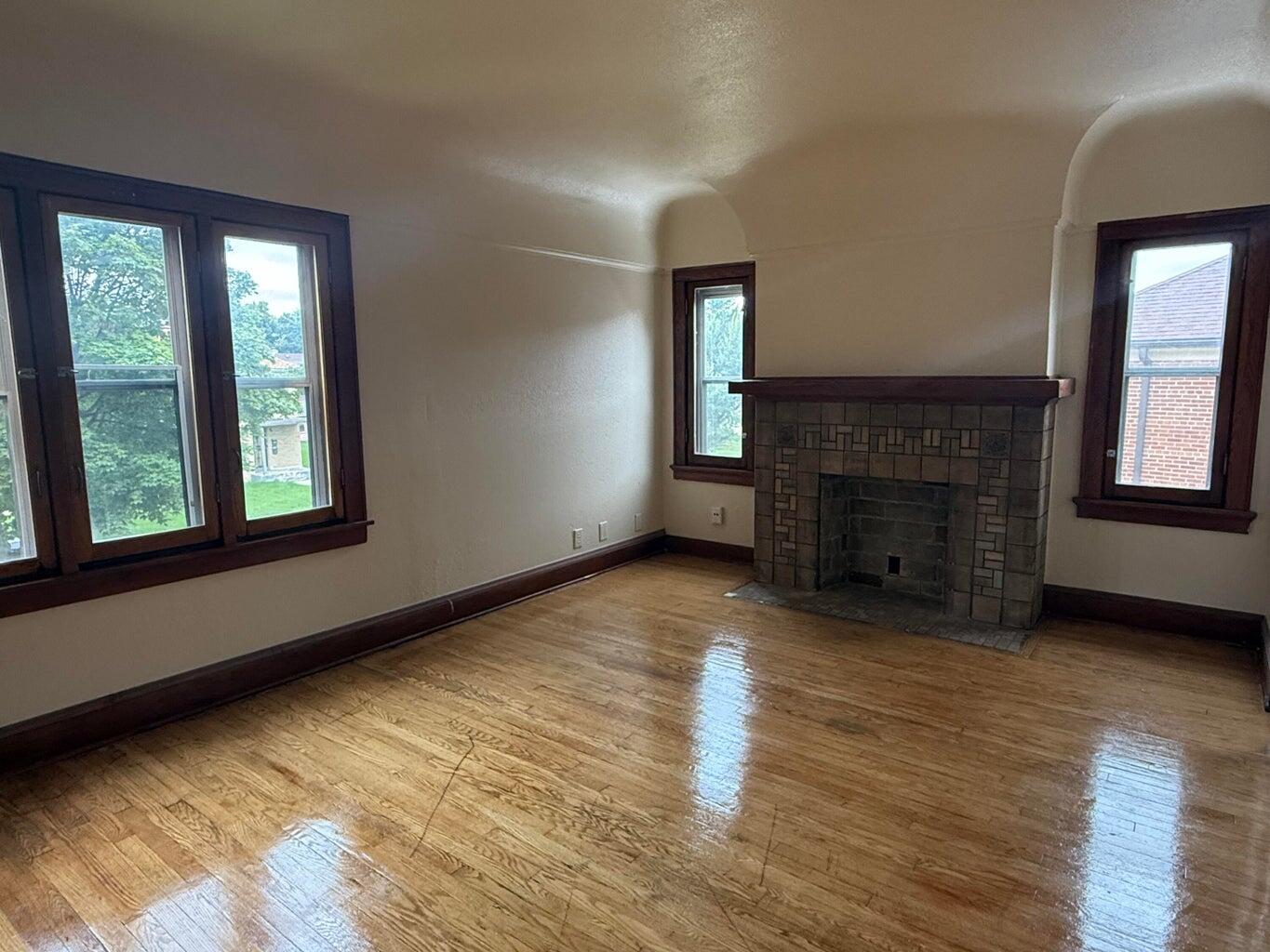 4049 North Elmhurst Road, Unit 4051 Milwaukee, WI 53216 - Photo 4 of 17 10