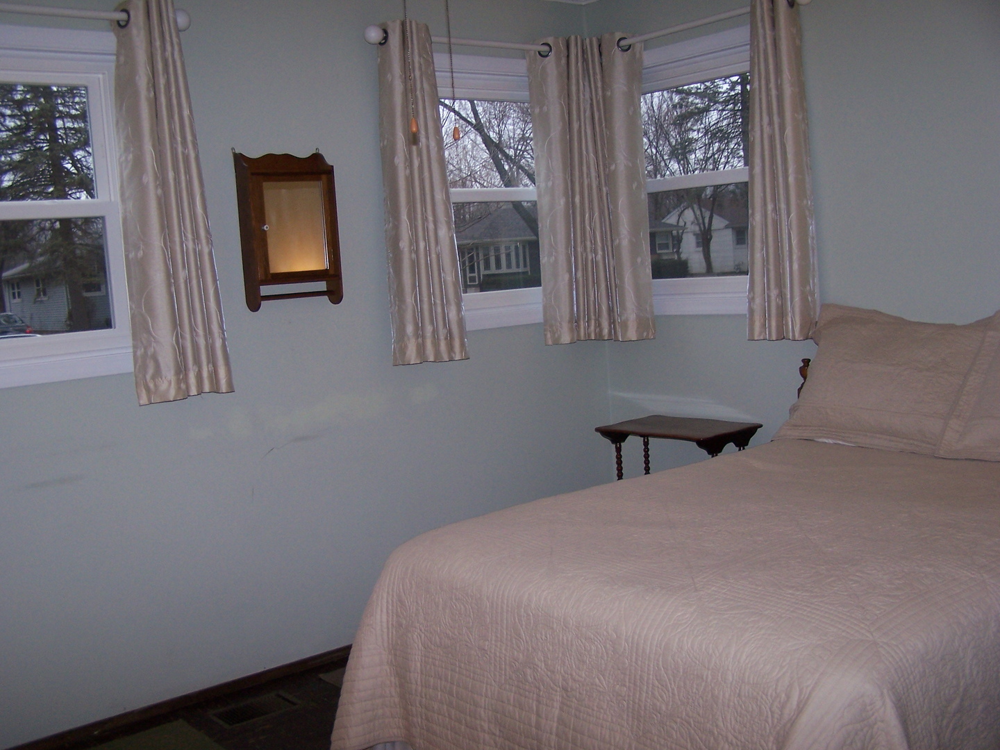 2404 School Drive Rolling Meadows, IL 60008 - Photo 11 of 14 a bedroom with a bed and a painting on the wall