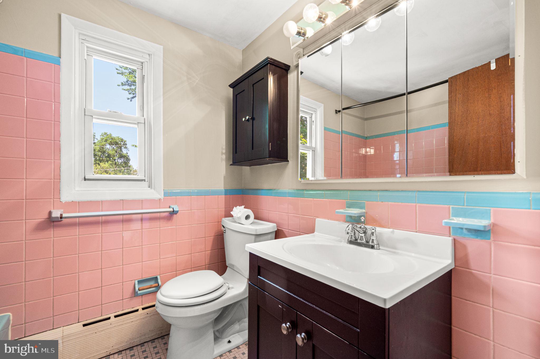 640 South Eagle Road Havertown, PA 19083 - Photo 21 of 31 2nd Floor Bathroom