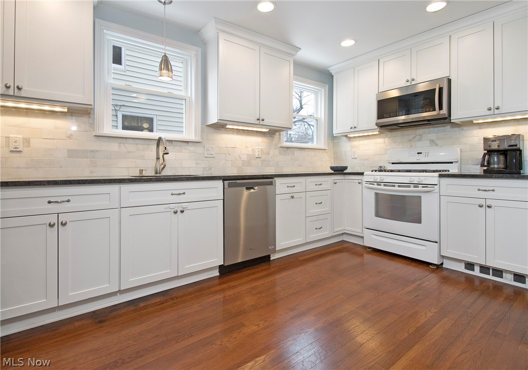 3035 Yorkshire Road Cleveland, OH 44118 - Photo 13 of 30 Gallery Image 13
