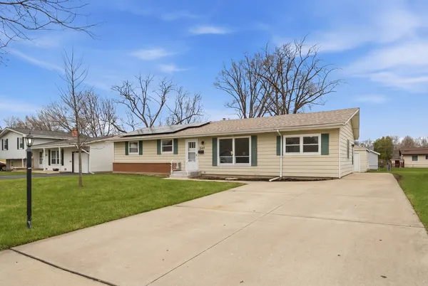 $399,900 | 249 Shawnee Drive, Carol Stream, IL 60188