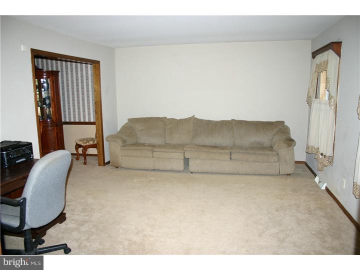 733 Juliustown Georgetown Road Jobstown, NJ 08041 - Photo 4 of 21 Living Room