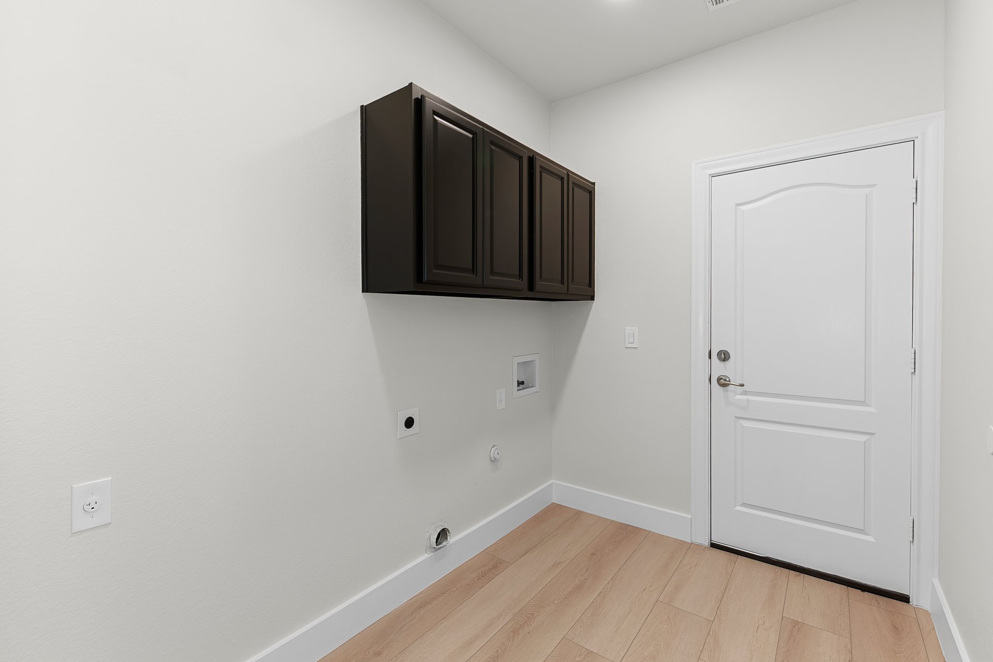 206 Armstrong Drive Georgetown, TX 78633 - Photo 33 of 39 a view of a microwave and cabinet