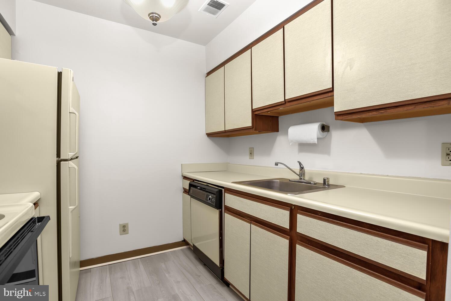 4910 Columbia Road, Unit 2 Columbia, MD 21044 - Photo 12 of 36 Kitchen