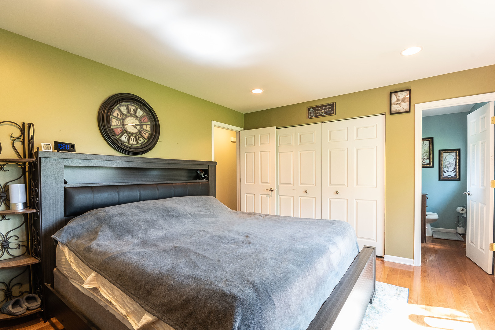 993 Pheasant Ridge Drive Lake Zurich, IL 60047 - Photo 14 of 25 a bedroom with a bed and a table