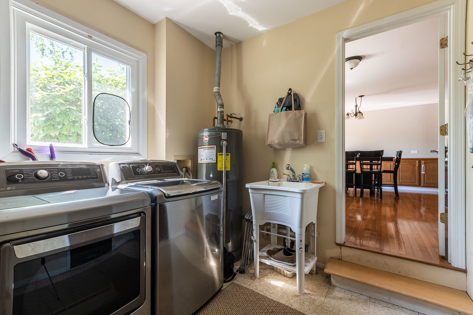 993 Pheasant Ridge Drive Lake Zurich, IL 60047 - Photo 3 of 25 a kitchen with a stove and a sink