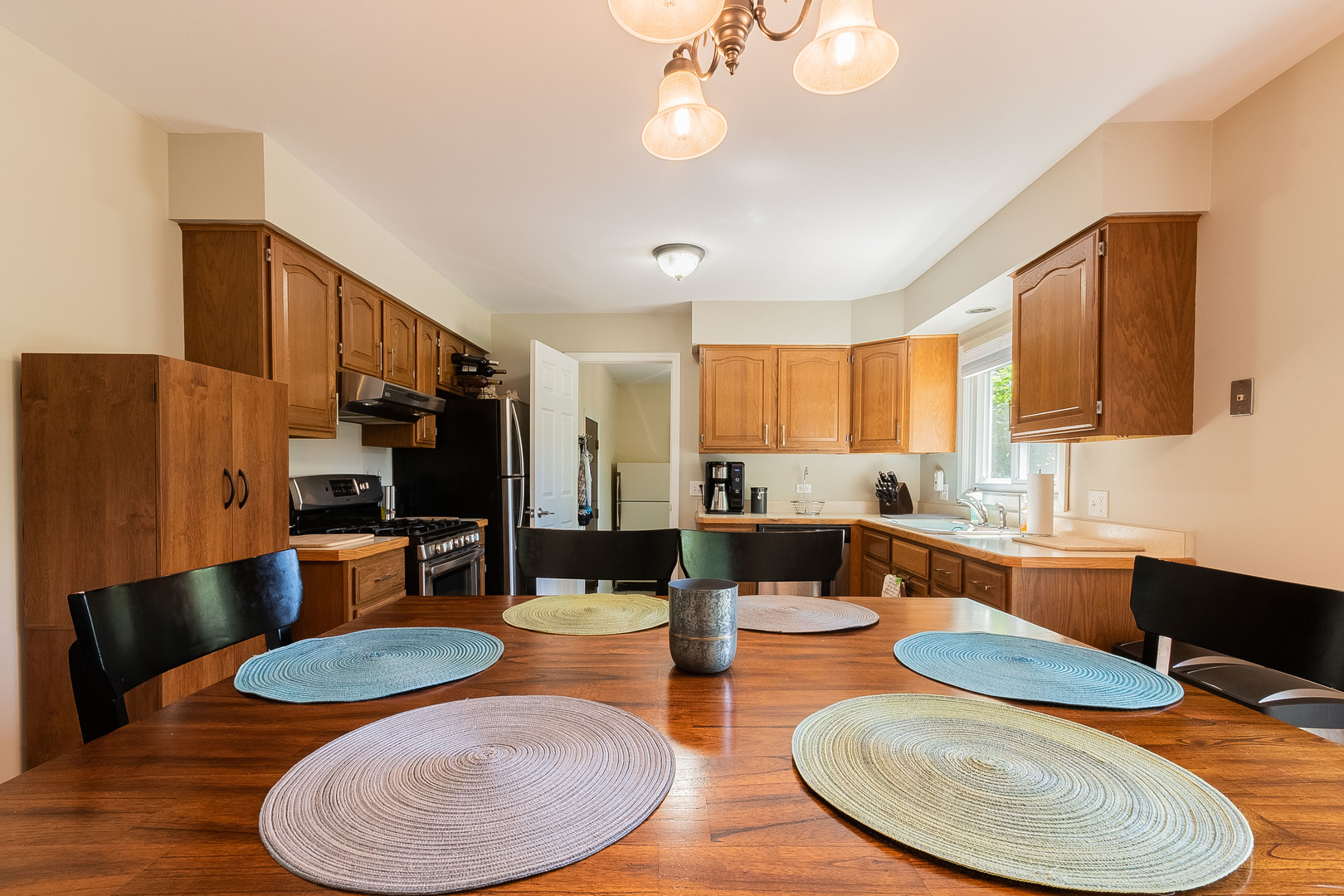 993 Pheasant Ridge Drive Lake Zurich, IL 60047 - Photo 6 of 25 a kitchen with sink a dining table and chairs