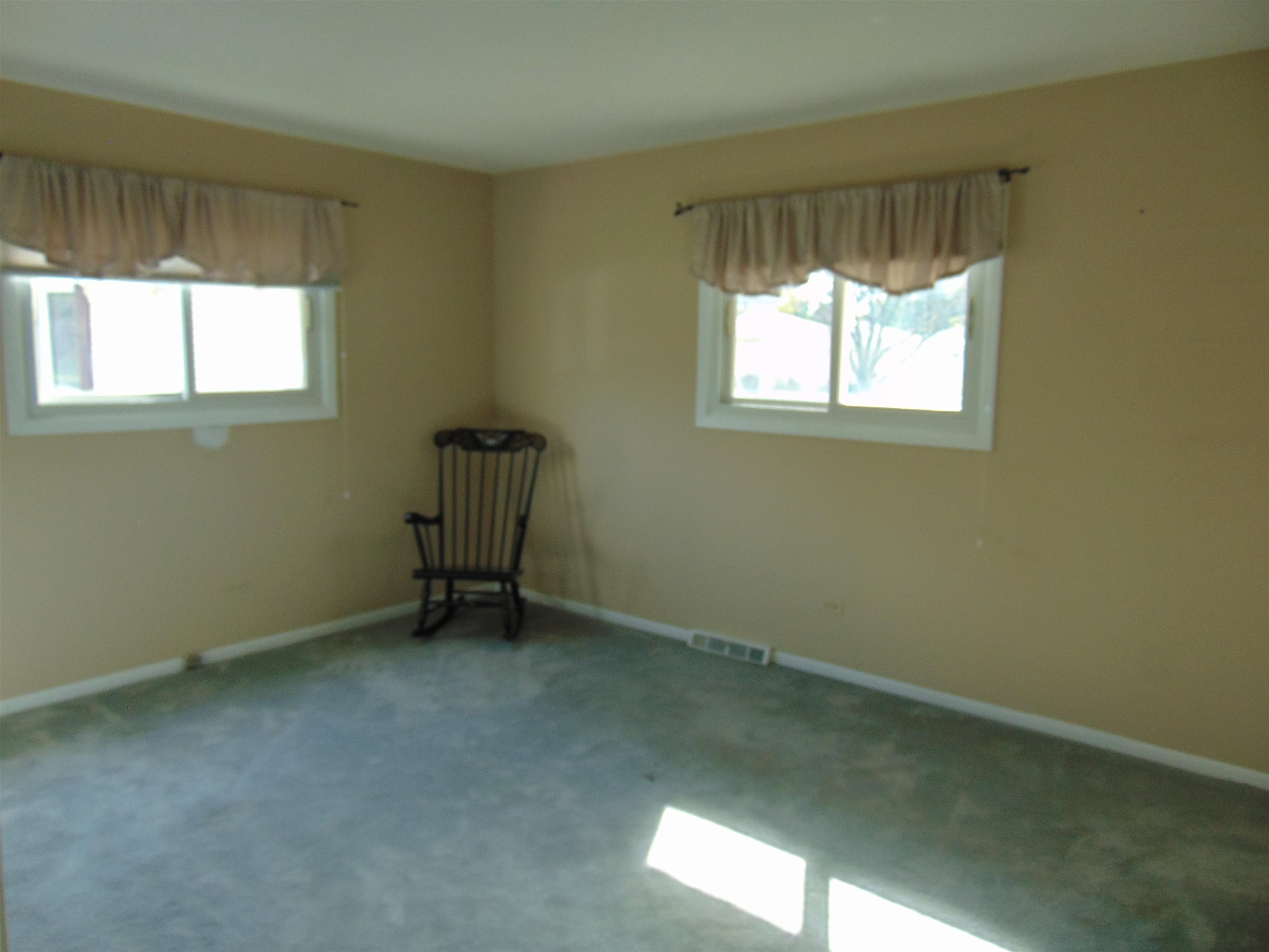 645 Sable Avenue Addison, IL 60101 - Photo 12 of 33 an empty room with a window