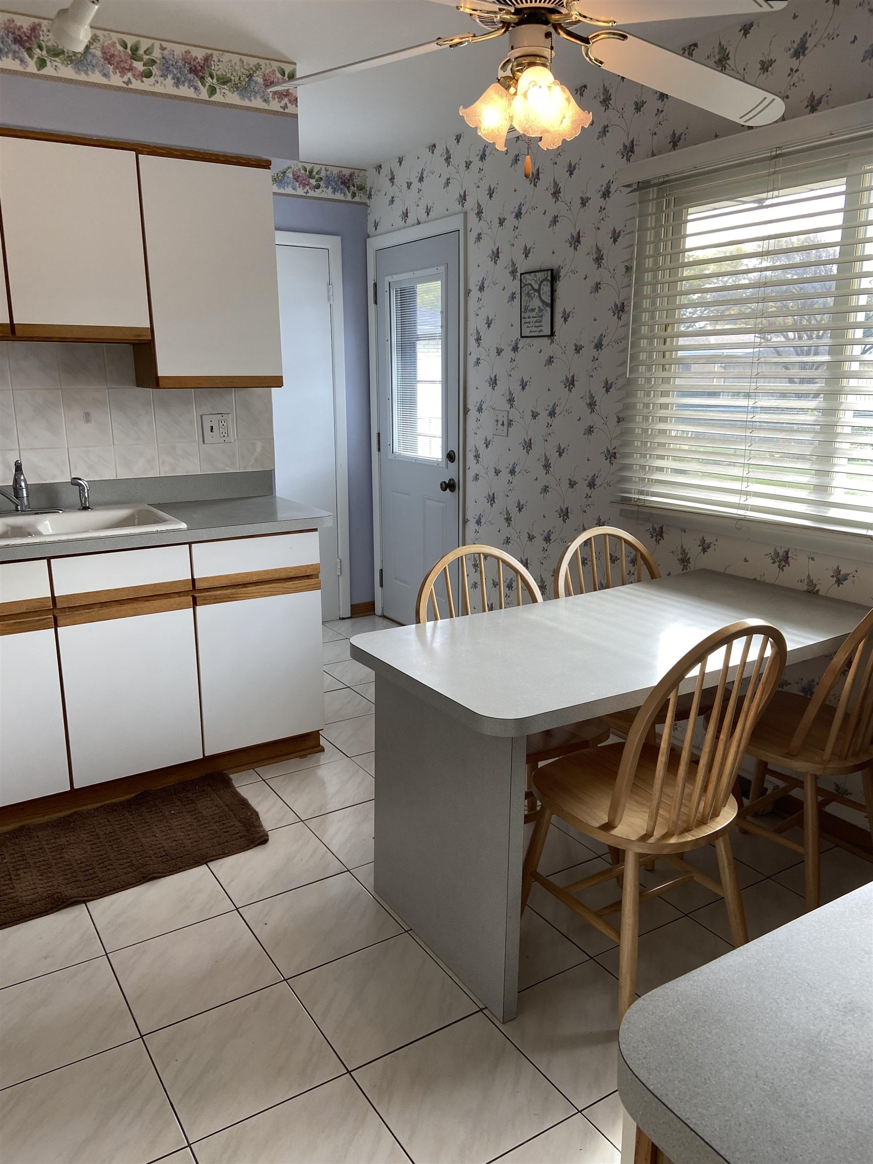 645 Sable Avenue Addison, IL 60101 - Photo 21 of 33 a view of a dining room with furniture and chandelier