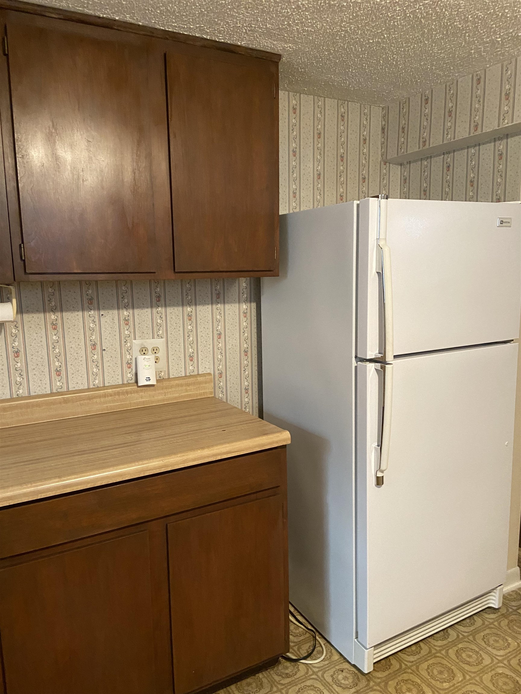 645 Sable Avenue Addison, IL 60101 - Photo 31 of 33 a kitchen with stainless steel appliances a refrigerator and a stove