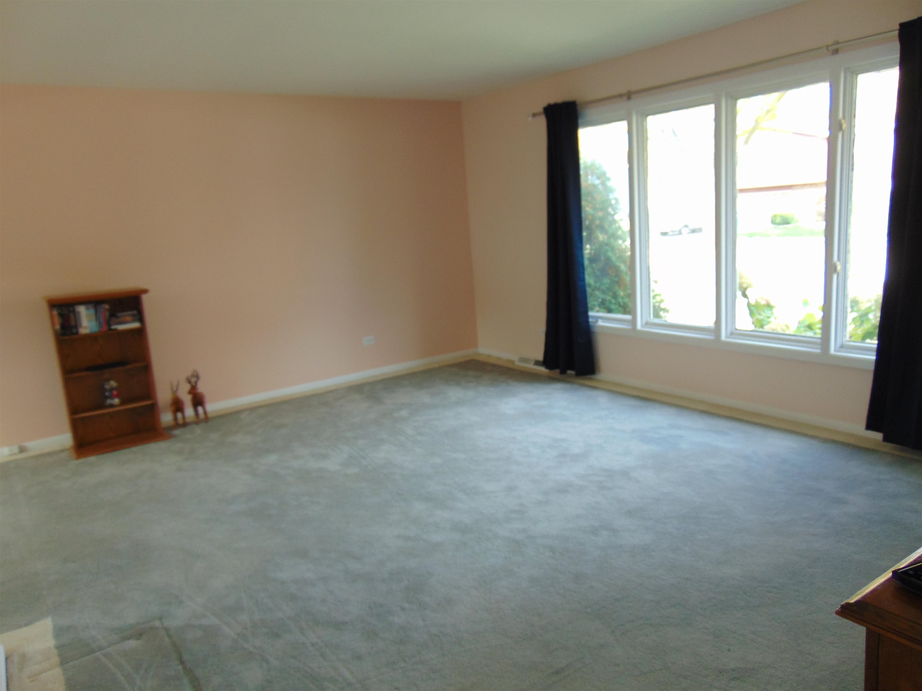 645 Sable Avenue Addison, IL 60101 - Photo 7 of 33 an empty room with a window