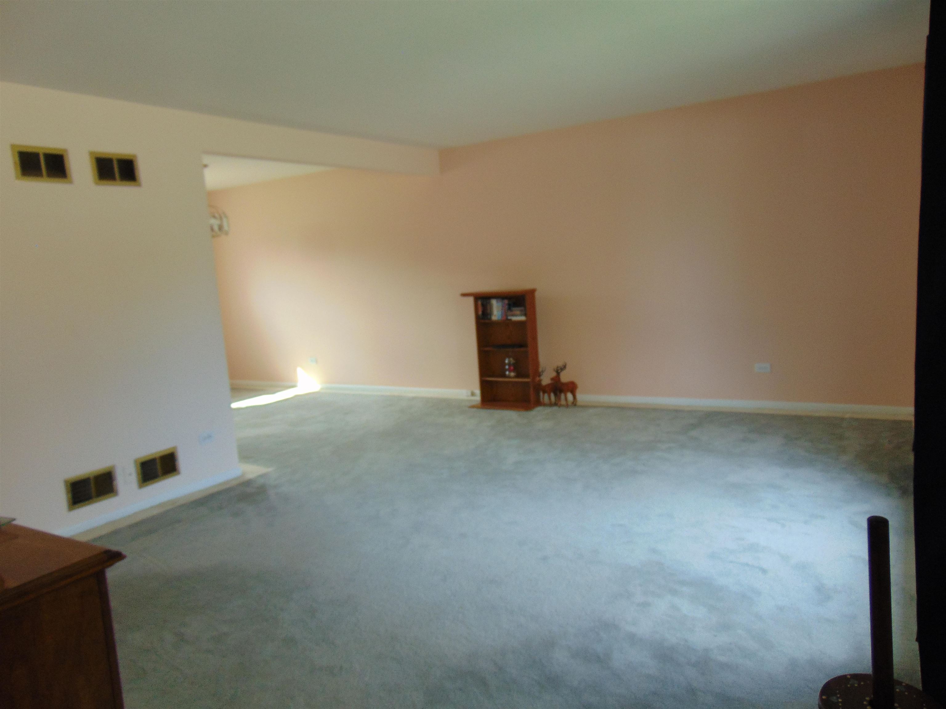 645 Sable Avenue Addison, IL 60101 - Photo 8 of 33 a view of an empty room