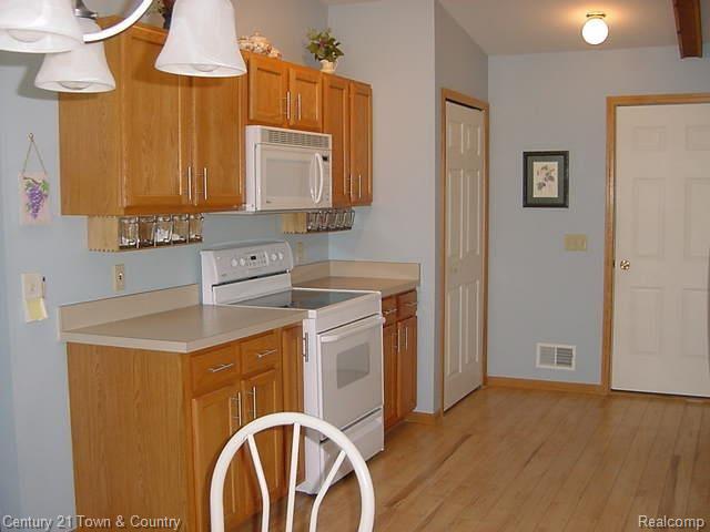 2868 Walsh Drive Rochester, MI 48309 - Photo 6 of 17 Kitchen