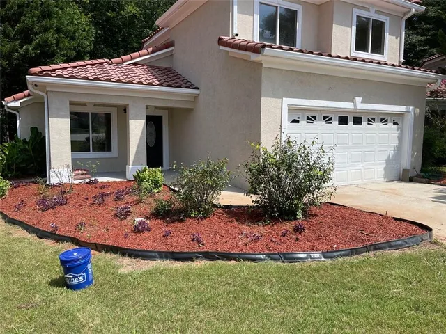 a view of a house with a yard