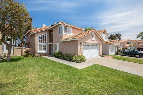 a view of a yard in front of house