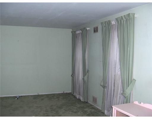 219 McKenzie Road Clinton, PA 15026 - Photo 8 of 11 Living Room.