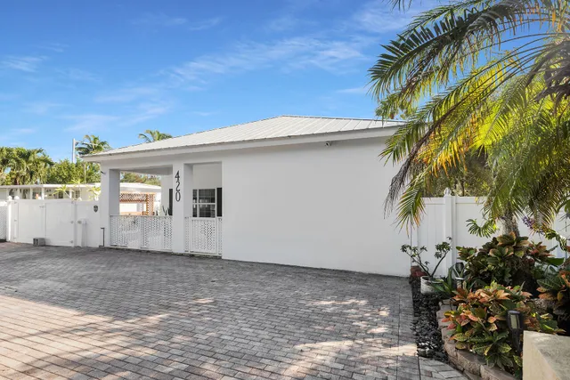 a view of a house with entryway