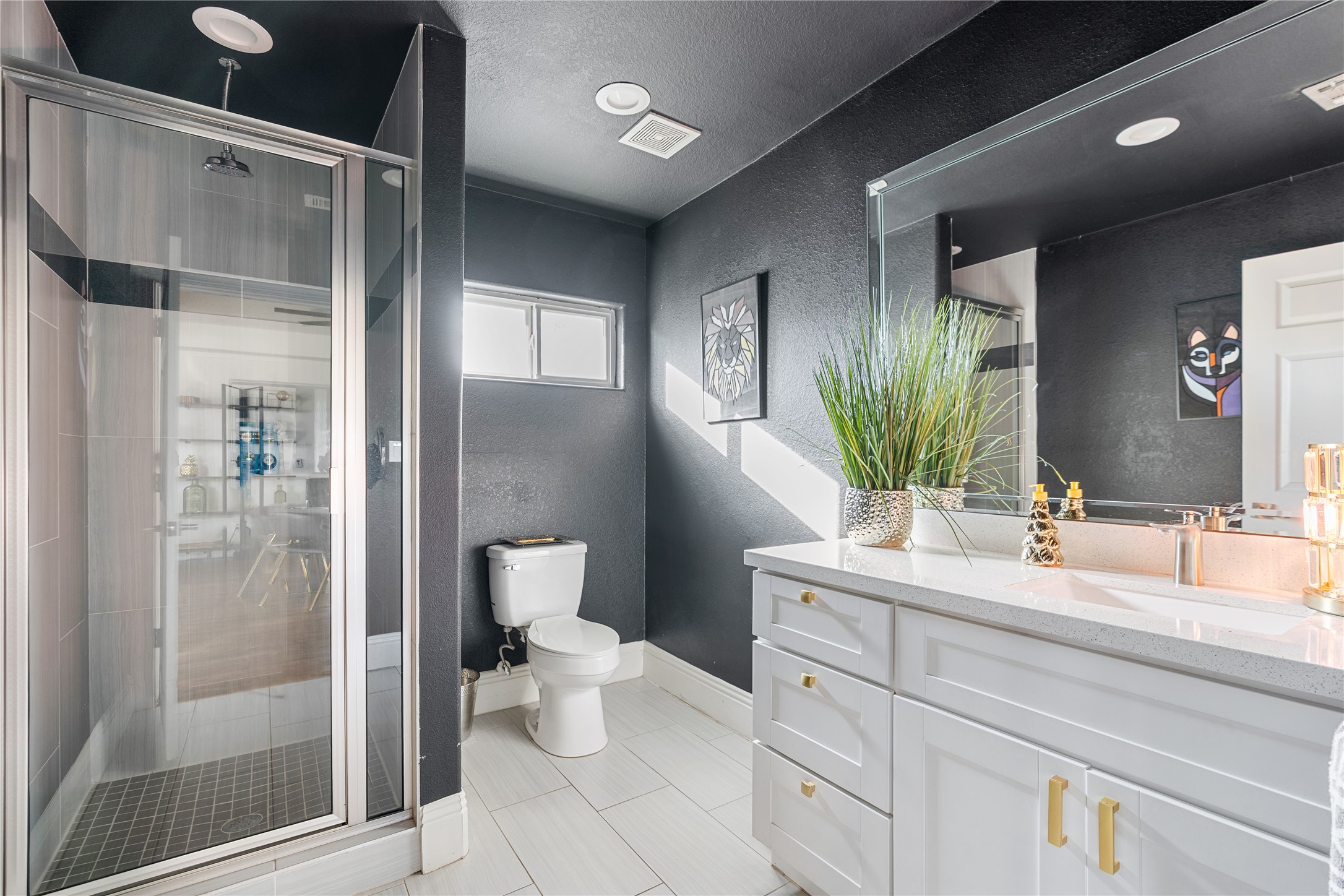 4522 Randwick Drive Houston, TX 77092 - Photo 15 of 31 Conveniently located and fully equipped, this guest bath supports both daily living and hosting with ease.