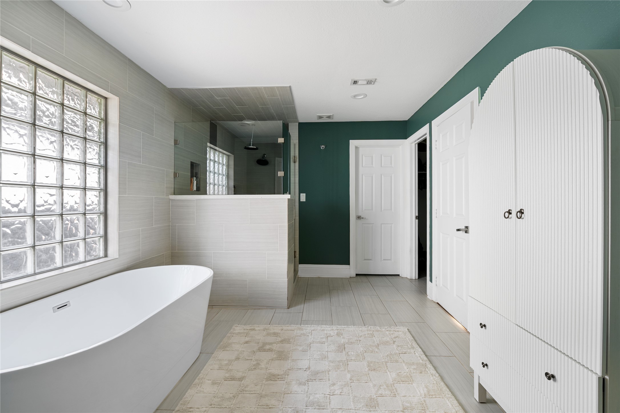 4522 Randwick Drive Houston, TX 77092 - Photo 18 of 31 The primary bath is designed with a spa-like sensibility, offering generous scale and a calm, restorative atmosphere.