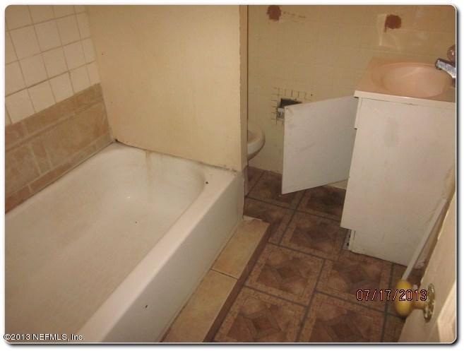 415 Duray Street Jacksonville, FL 32208 - Photo 23 of 25 a bathroom with a bathtub and a shower