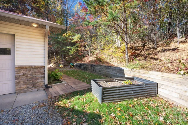 a view of a pathway with a pathway