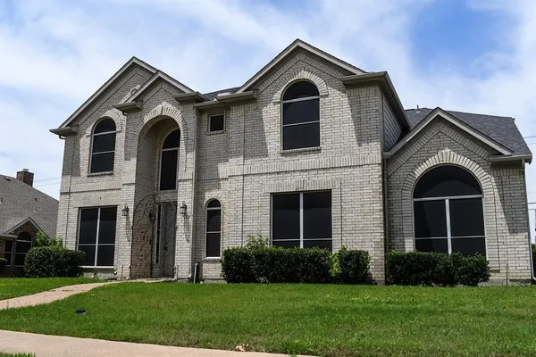 $3,250 | 409 Royal Crest Drive, DeSoto, TX 75115