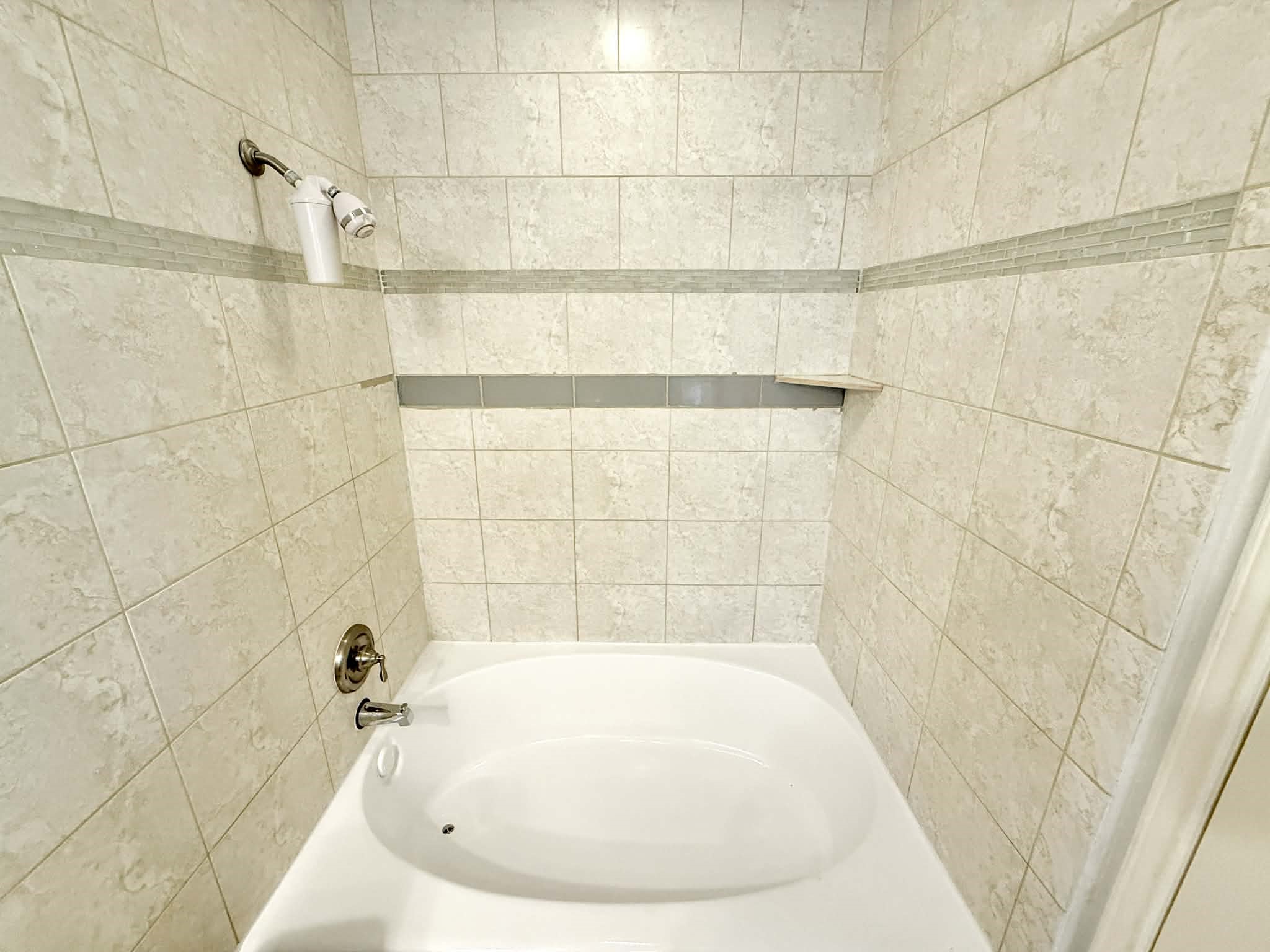 12100 Overbrook Lane, Unit 17D Houston, TX 77077 - Photo 15 of 22 a bathroom with a bathtub