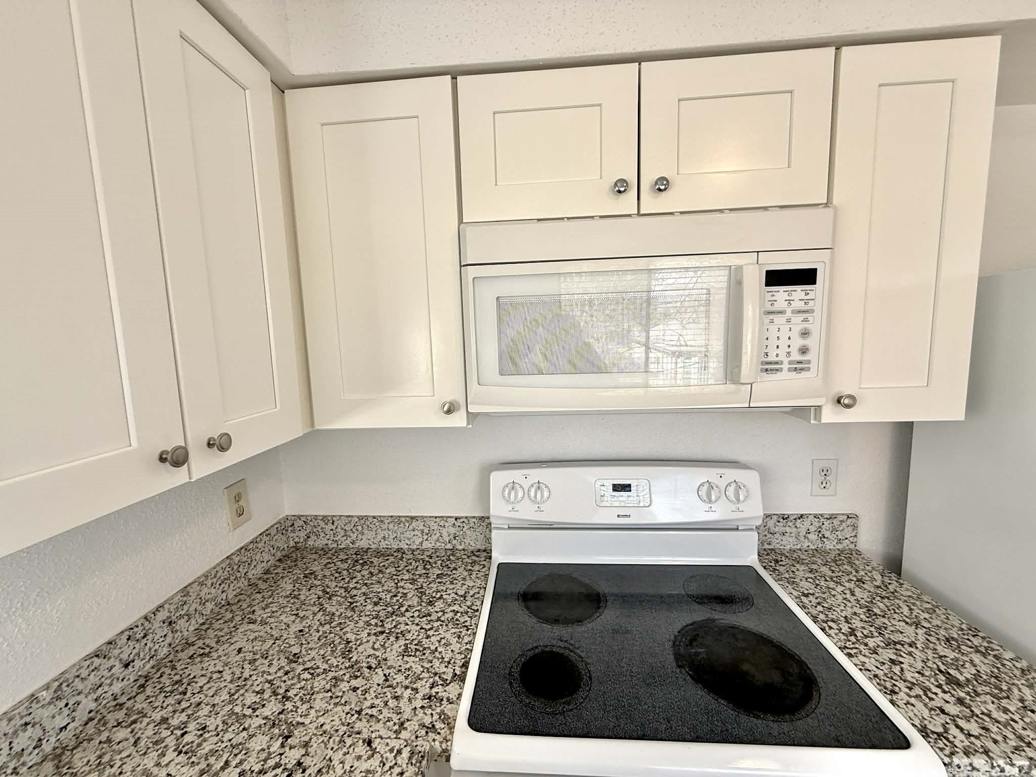 12100 Overbrook Lane, Unit 17D Houston, TX 77077 - Photo 6 of 22 a utility room with washer and dryer