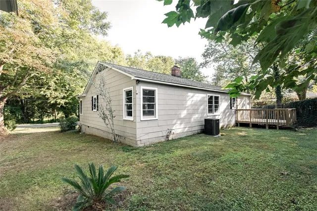 a view of a house with a yard