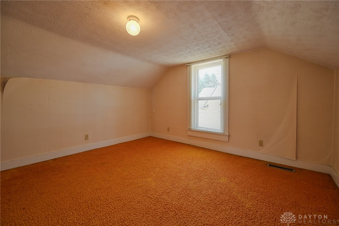 3057 Springfield Xenia Road Springfield, OH 45506 - Photo 8 of 37 An inviting room awaits transformation, featuring a window for natural light.