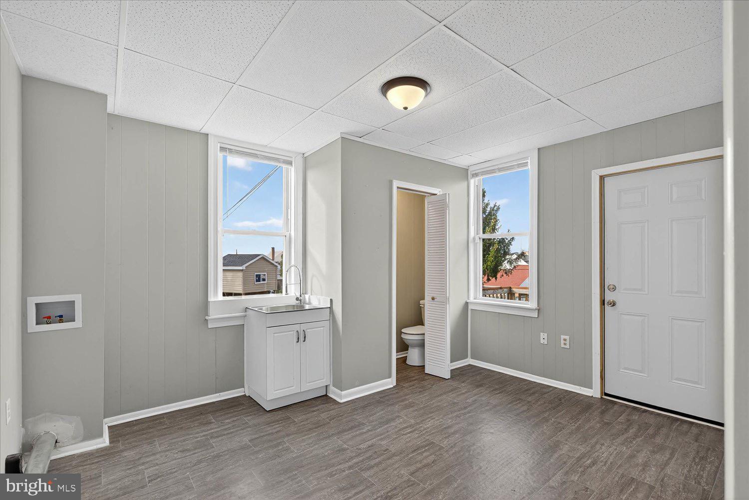 934 North Queen Street York, PA 17404 - Photo 11 of 35 an empty room with windows and closet