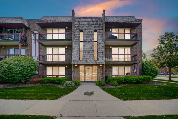 $179,900 | 11000 Keating Avenue, Unit 3C, Oak Lawn, IL 60453