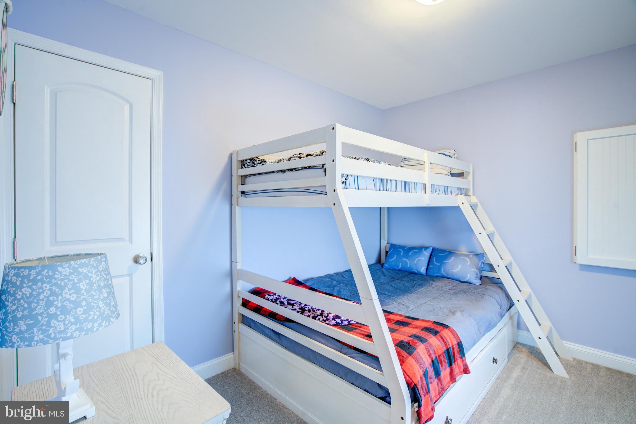 2811 Bay Drive Sparrows Point, MD 21219 - Photo 28 of 66 a living room with a couch and a table
