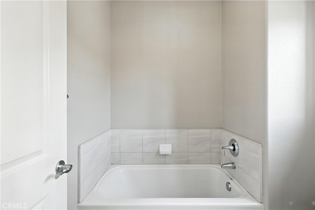 453 Glendon Place Merced, CA 95348 - Photo 27 of 40 a bathroom with a bathtub