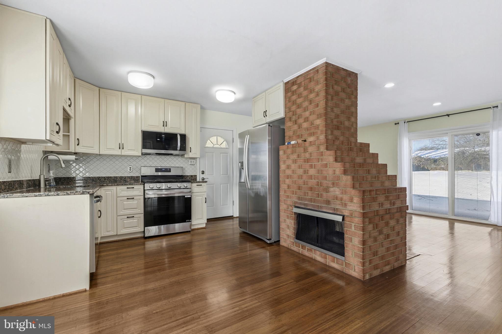 5412 Nutting Drive Springfield, VA 22151 - Photo 4 of 24