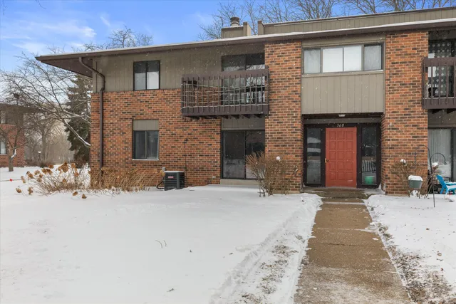 $189,900 | 360 Park Hill Drive, Unit C, Pewaukee, WI 53072