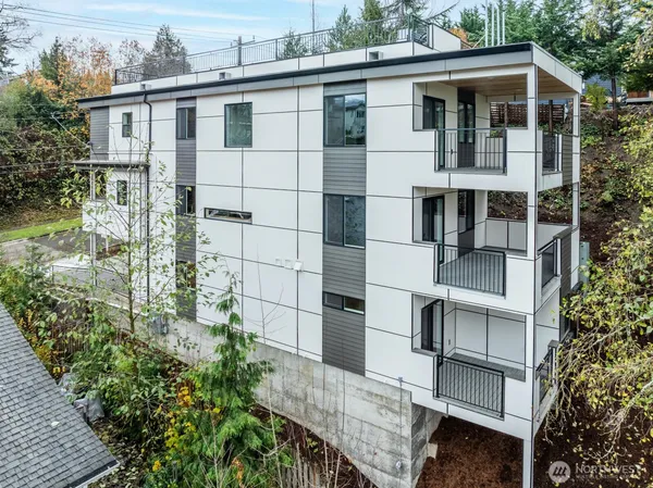 $6,000 | 4009 21st Avenue Southwest, Seattle, WA 98106