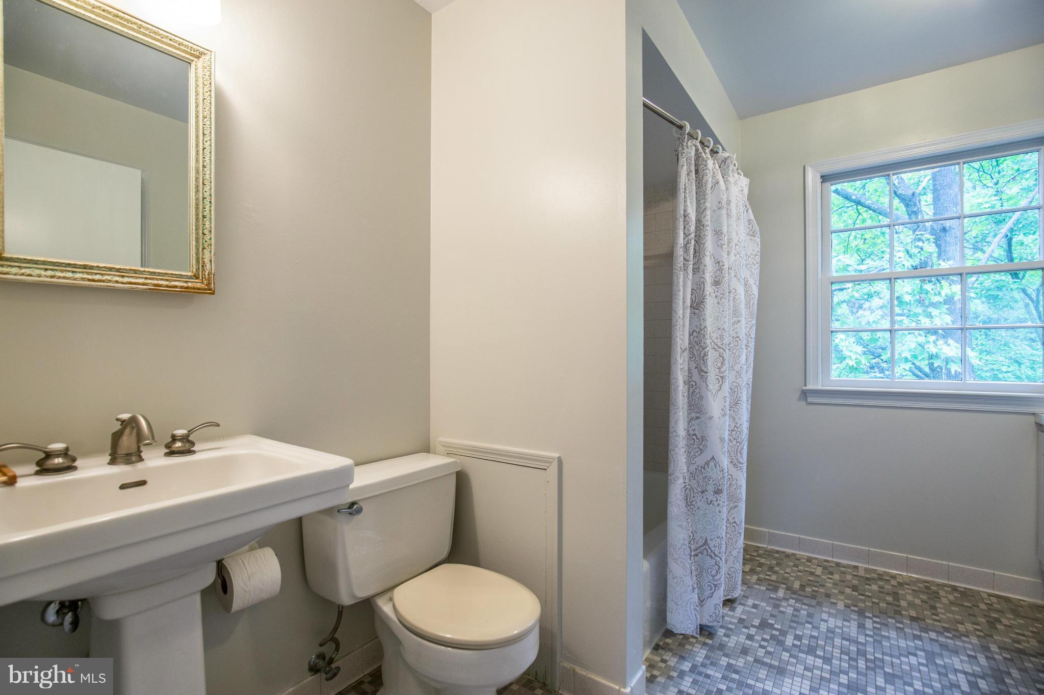 4220 Scotland Road Alexandria, VA 22309 - Photo 17 of 26 Bath (Master)