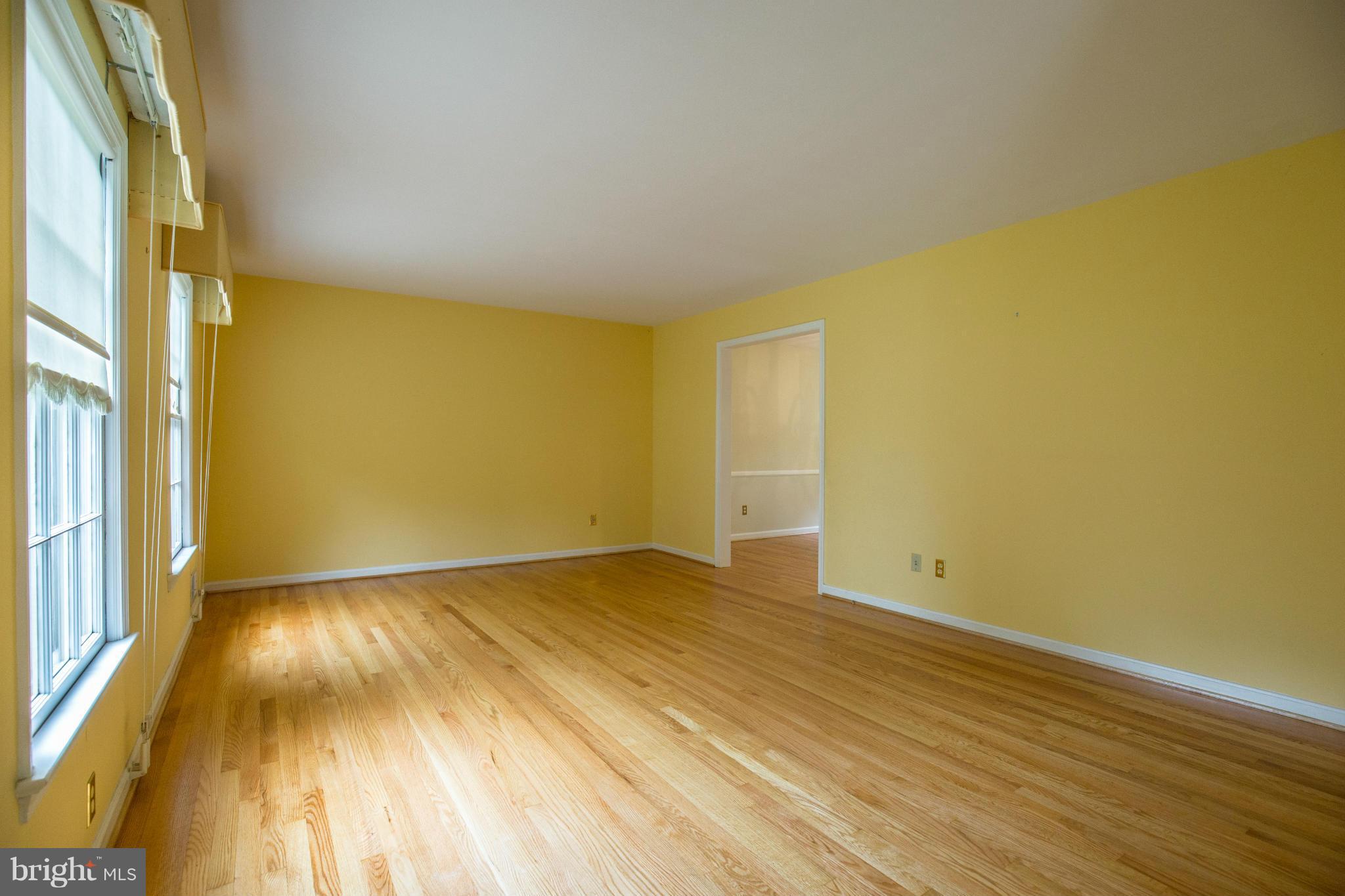 4220 Scotland Road Alexandria, VA 22309 - Photo 3 of 26 Living Room