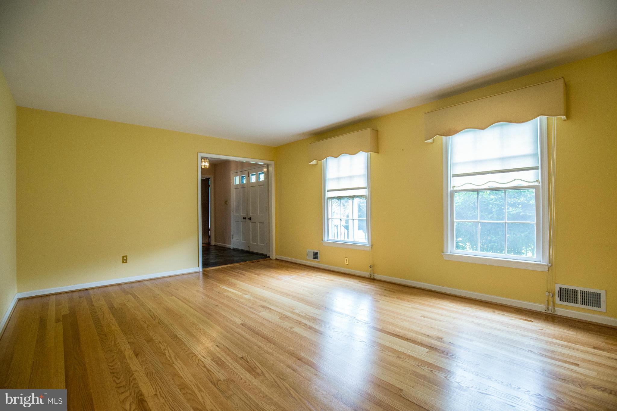 4220 Scotland Road Alexandria, VA 22309 - Photo 4 of 26 Living Room